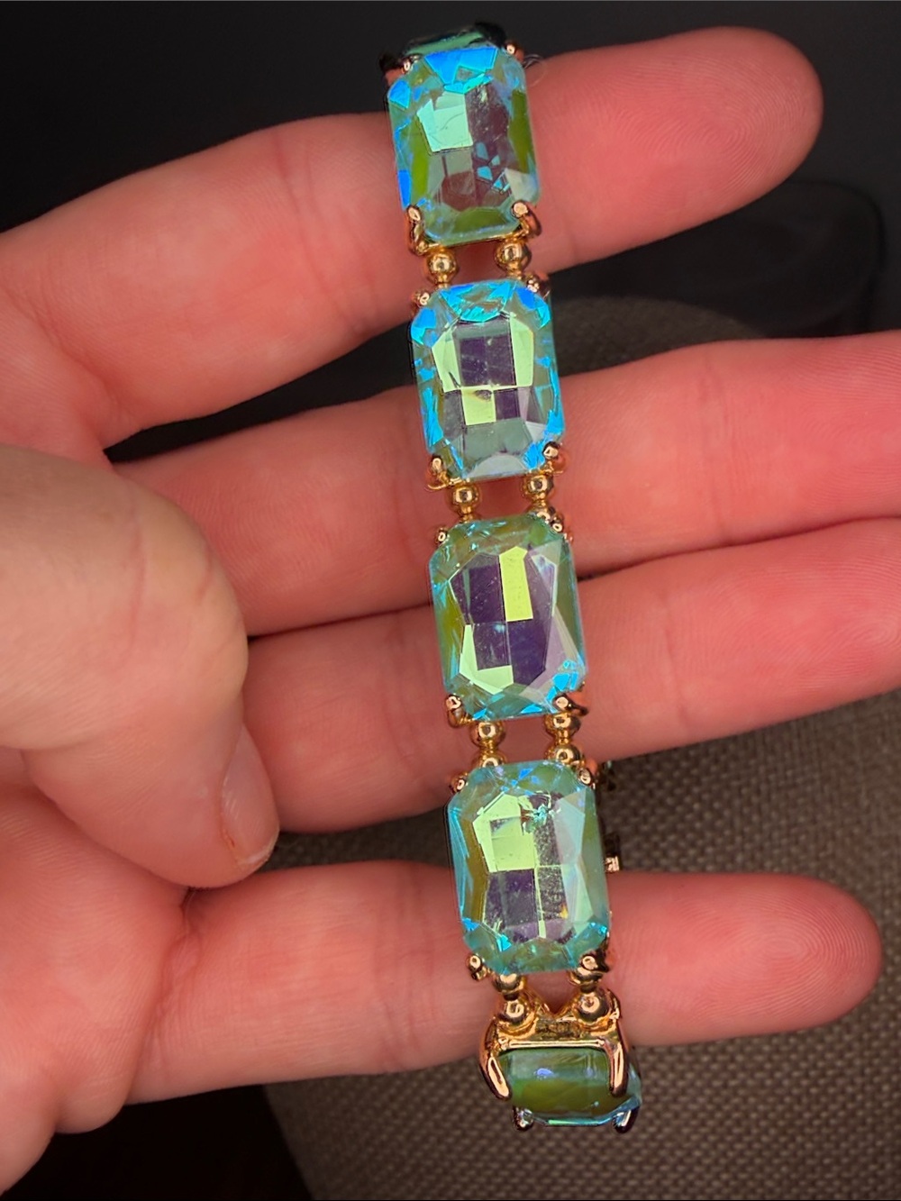 Gold-Tone Bracelet with Iridescent Green-stretch